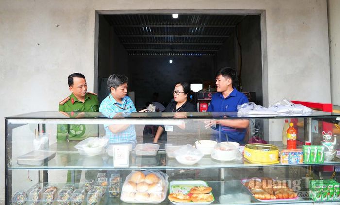 Lực lượng chức năng xã Hiếu Giang kiểm tra an toàn thực phẩm tại các cơ sở kinh doanh đồ ăn trước khu vực trường học - Ảnh: L.T