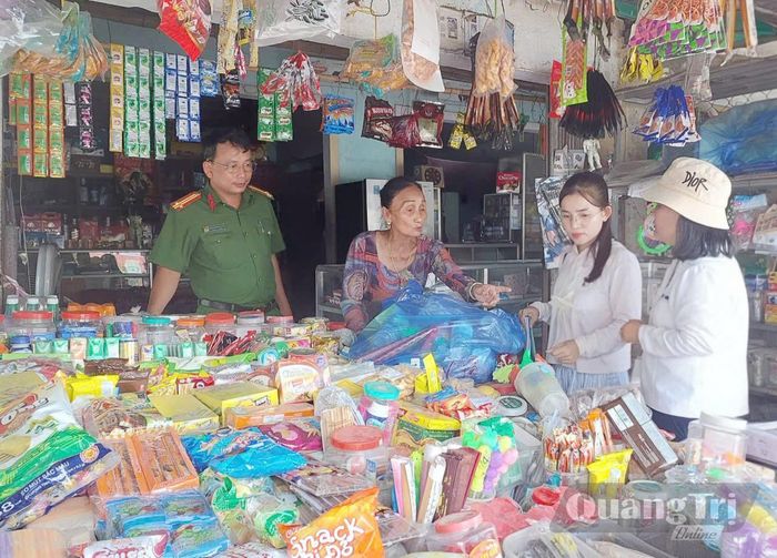 Cửa hàng kinh doanh bánh kẹo được lực lượng chức năng xã Hiếu Giang kiểm tra định kỳ - Ảnh: L.T