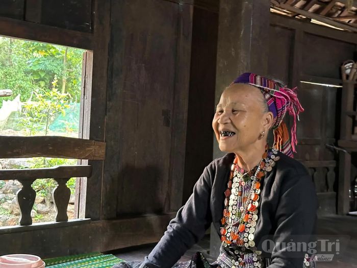 Nữ già làng Hồ Thị Phuôn ở thôn Xa Lăng, xã Đakrông - Ảnh: H.T