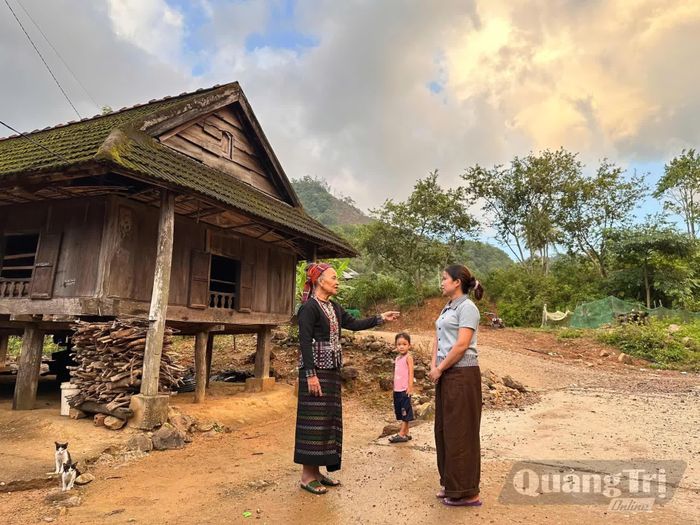 Bà Hồ Thị Phuôn gặp gỡ, động viên người dân trong bản - Ảnh: H.T