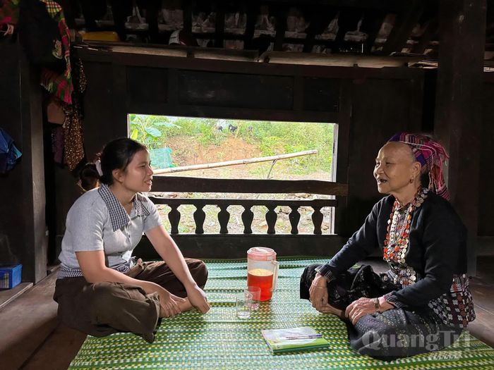 Bà Hồ Thị Phuôn (bên phải) lắng nghe, chia sẻ tâm tư với phụ nữ trong thôn - Ảnh: H.T