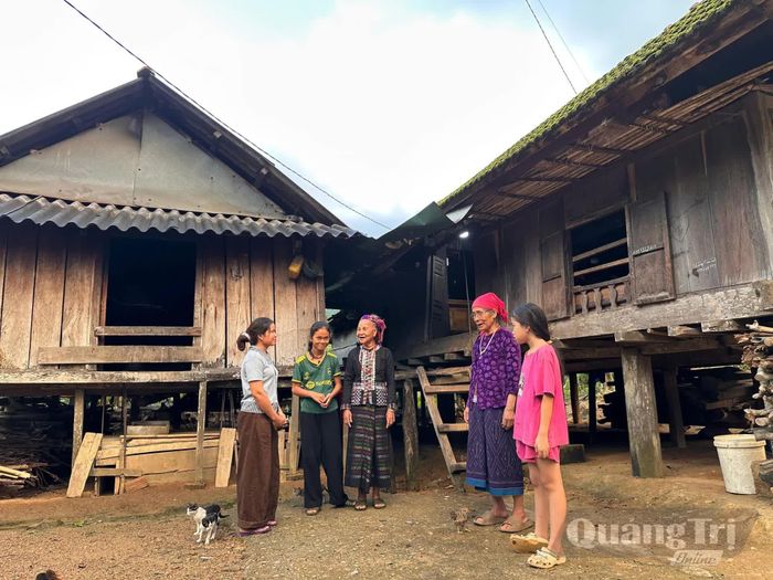 Bà Hồ Thị Phuôn trò chuyện cùng chị em phụ nữ thôn Xa Lăng - Ảnh: H.T
