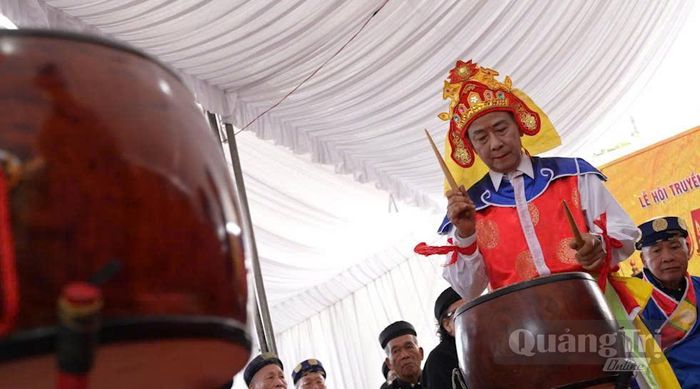 Giữa nhịp sống hiện đại, tiếng trống quân vẫn ngân vang như lời nhắc nhở con cháu về cội nguồn - Ảnh: A.T