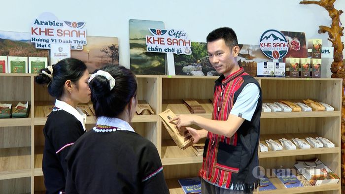 Anh Trần Thái Thiên hướng dẫn nhân viên tìm hiểu các dòng sản phẩm cà phê Khe Sanh - Ảnh: B.C