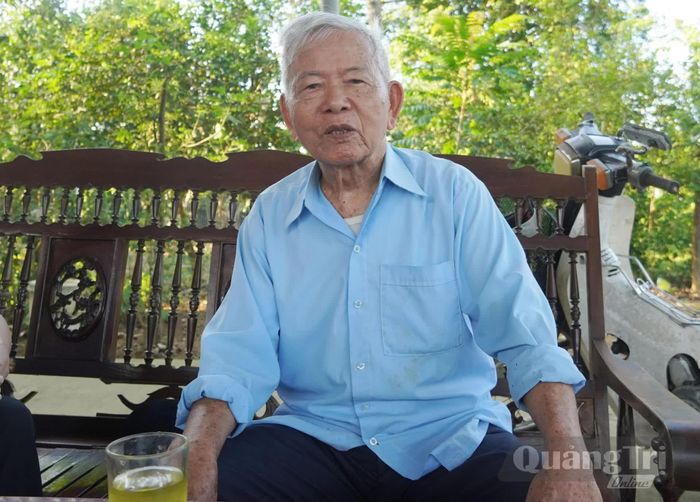 Ông Đinh Văn Liên đang kể lại trận oanh tạc ngày 13/3/1968 - Ảnh: X.V