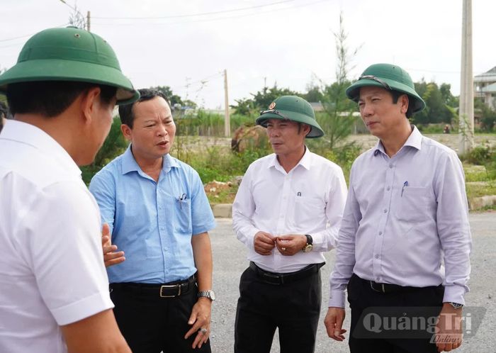 Đồng chí Hoàng Nam, Phó Chủ tịch Thường trực UBND tỉnh kiểm tra thực địa hợp phần hạ tầng kỹ thuật tái định cư giải phóng mặt bằng mở rộng cảng Cửa Việt - Ảnh: Tạ Hưng