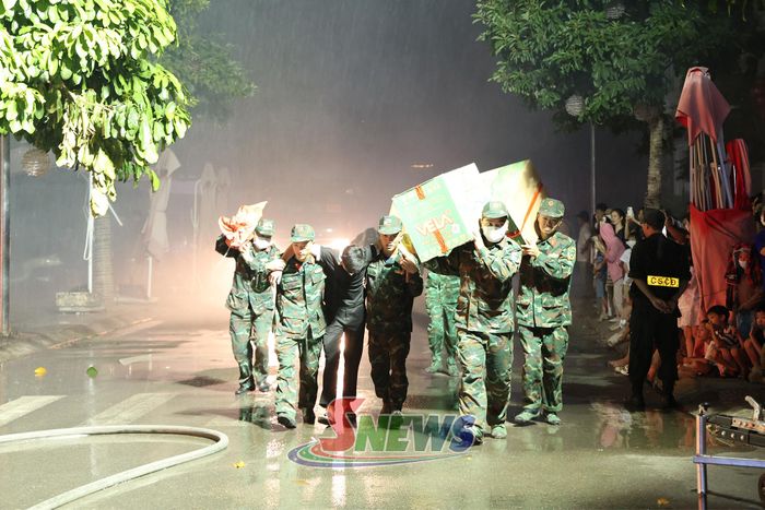 Lực lượng quân đội tham gia cứu hộ.