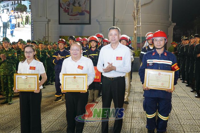 Các tập thể nhận Bằng khen của Chủ tịch UBND tỉnh.