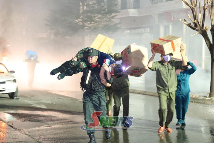 Các lực lượng tham gia cứu người cứu tài sản.