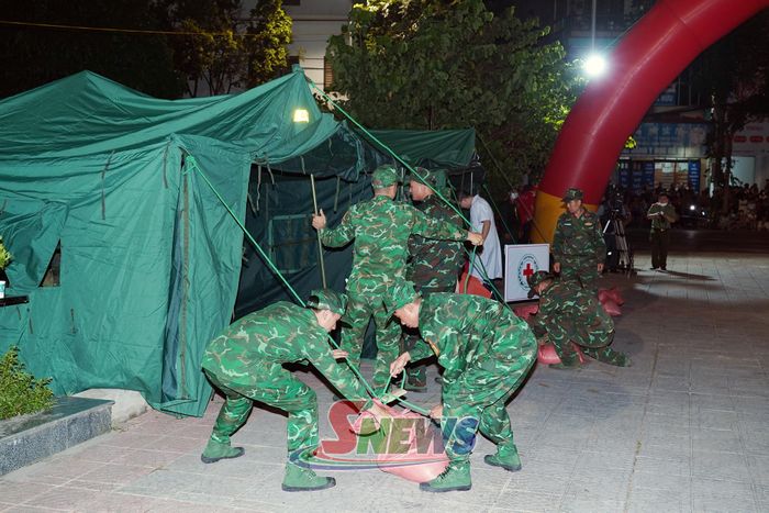 Lực lượng quân đội triển khai phương án cứu hộ, cứu nạn.