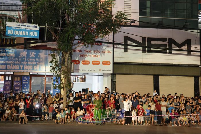 Đông đảo nhân dân theo dõi diễn tập.