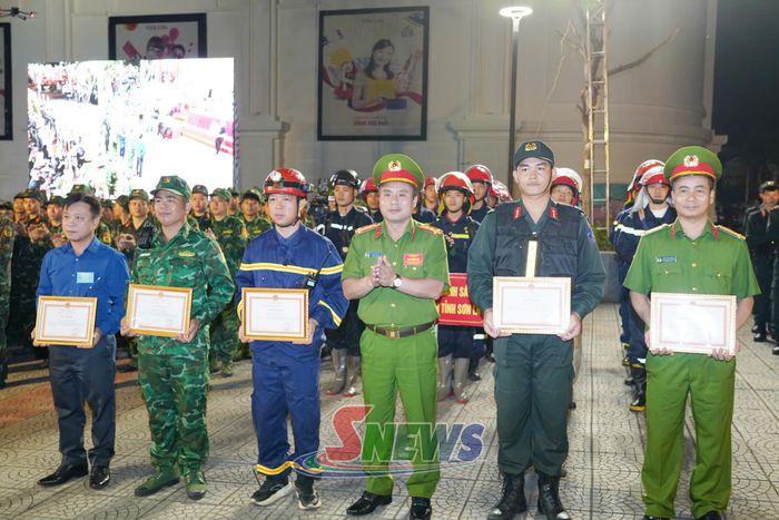 Các tập thể nhận giấy khen của Giám đốc Công an tỉnh.