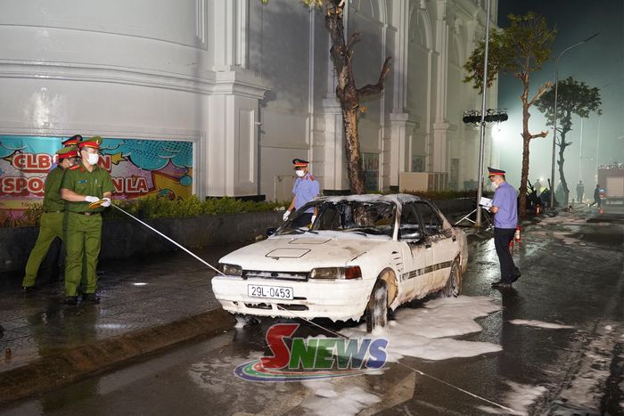 Lực lượng chức năng khám nghiệm hiện trường.