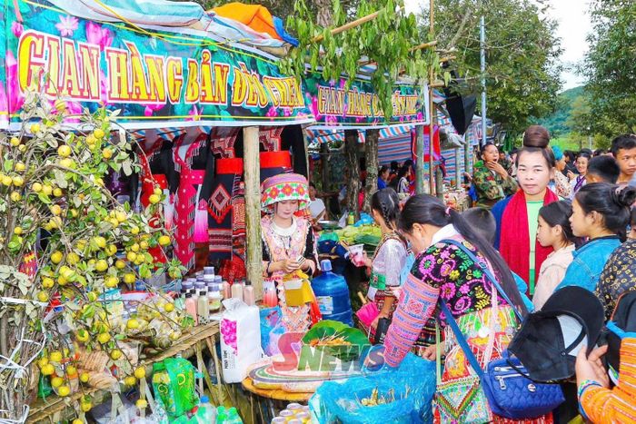 Chợ phiên tổ chức tại hồ sen Hua Nhàn dịp 2/9.