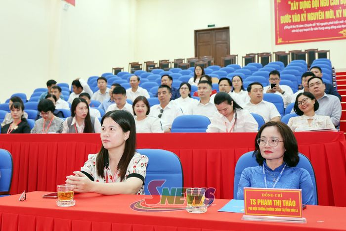 Các đại biểu tham dự lễ bế giảng.