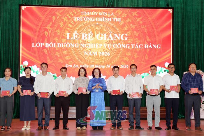 Lãnh đạo nhà trường trao giấy chứng nhận cho các học viên.