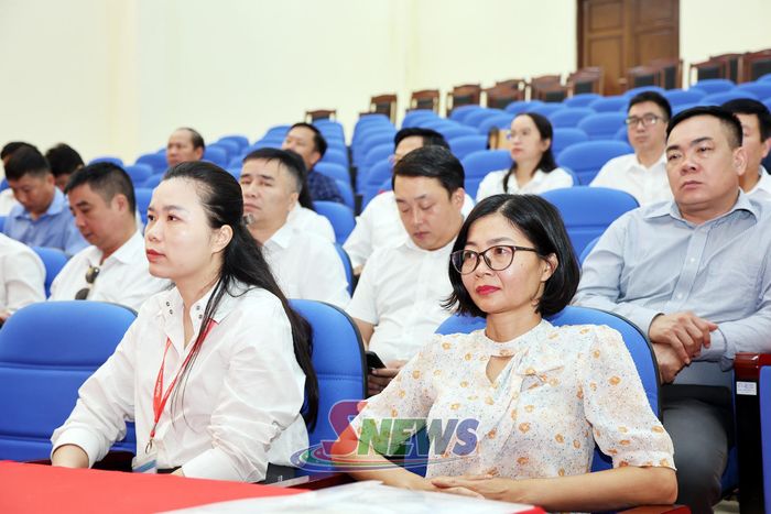Các đại biểu tham dự lễ bế giảng.