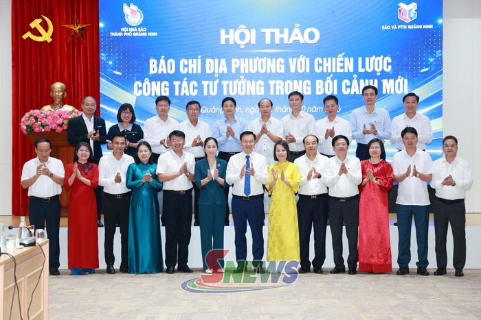 Các đại biểu dự Hội thảo “Báo chí địa phương với chiến lược công tác tư tưởng trong bối cảnh mới” chụp ảnh lưu niệm.