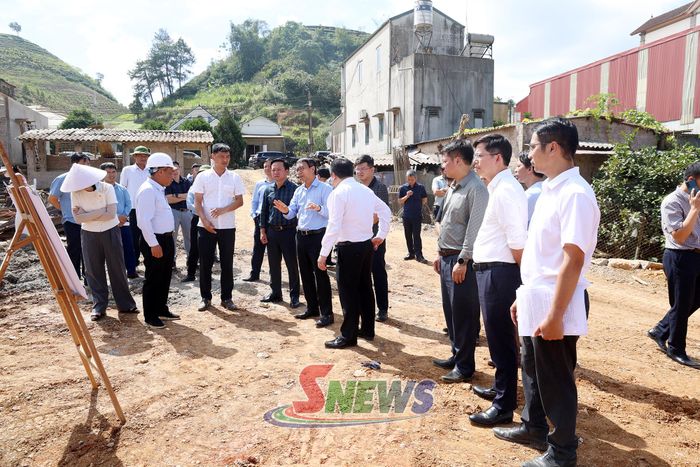 Đoàn kiểm tra tuyến đường 26/7 đi tiểu khu 77, thị trấn Nông trường Mộc Châu, huyện Mộc Châu (nay thuộc phường Vân Sơn và phường Thảo Nguyên).