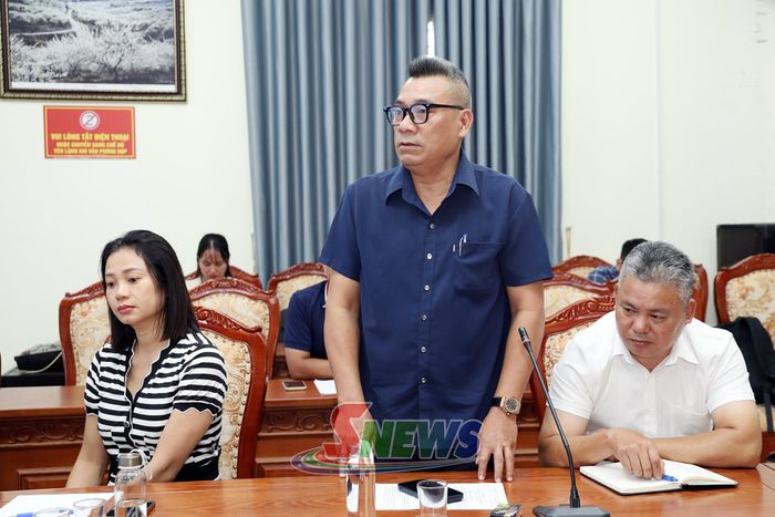 Đại diện nhà đầu tư Dự án Khu đô thị dịch vụ cửa ngõ, thị xã Mộc Châu (nay là phường Vân Sơn) báo cáo tại cuộc làm việc.