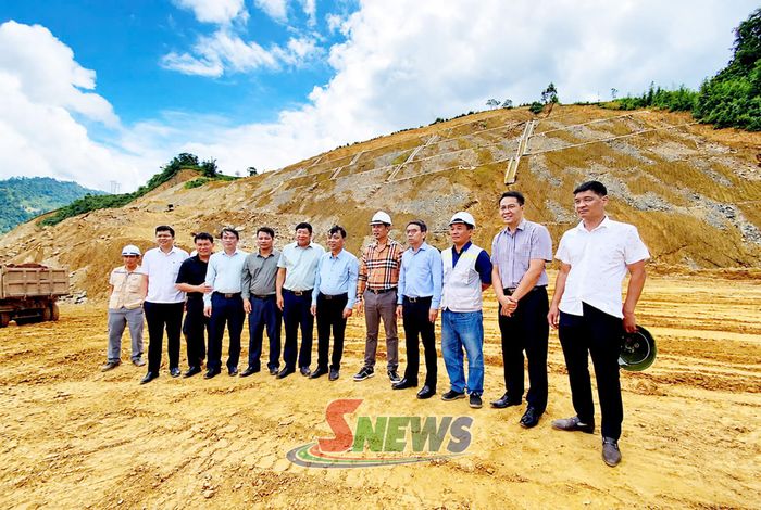 Đoàn công tác kiểm tra tiến độ gói thầu số 28 Dự án cao tốc Hòa Bình - Mộc Châu.