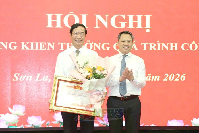 Đồng chí Nguyễn Đình Việt, Phó Bí thư Tỉnh ủy, Chủ tịch UBND tỉnh, Chủ tịch Hội đồng Thi đua - Khen thưởng tỉnh trao danh hiệu Chiến sĩ thi đua toàn quốc cho cá nhân.