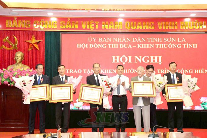 Đồng chí Nguyễn Đình Việt, Phó Bí thư Tỉnh ủy, Chủ tịch UBND tỉnh, Chủ tịch Hội đồng Thi đua - Khen thưởng tỉnh trao Huân chương Lao động hạng Nhất cho các cá nhân.