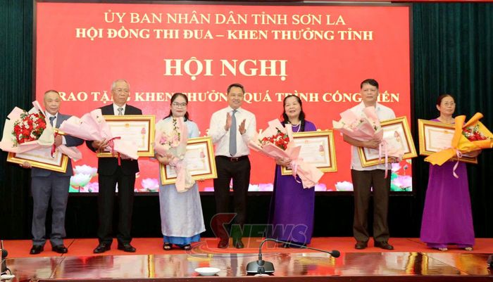 Đồng chí Nguyễn Đình Việt, Phó Bí thư Tỉnh ủy, Chủ tịch UBND tỉnh, Chủ tịch Hội đồng Thi đua - Khen thưởng tỉnh trao truy tặng Huân chương Lao động hạng Nhất, Nhì, Ba cho thân nhân các cá nhân có thành tích trong quá trình công tác, góp phần vào sự nghiệp xây dựng chủ nghĩa xã hội và bảo vệ Tổ quốc. 