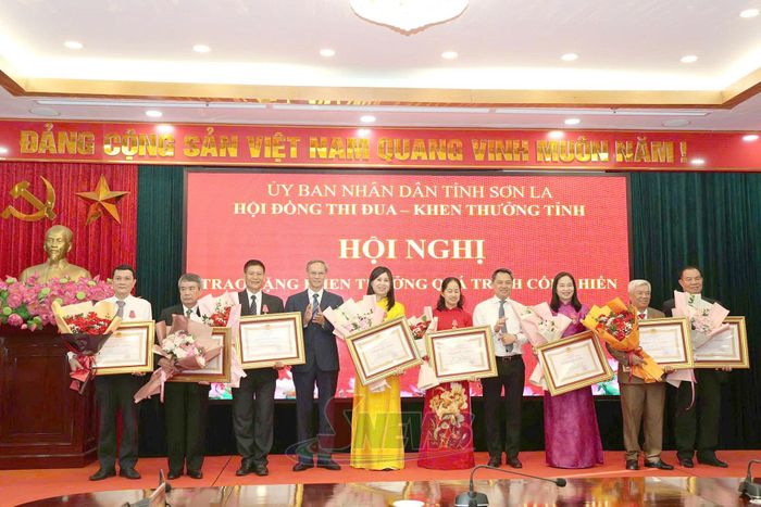 Lãnh đạo Ban Thi đua - Khen thưởng Trung ương và lãnh đạo tỉnh trao Huân chương Lao động hạng Ba cho các cá nhân.