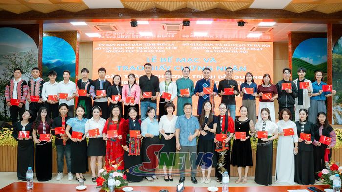 Các học viên nhận giấy chứng nhận.