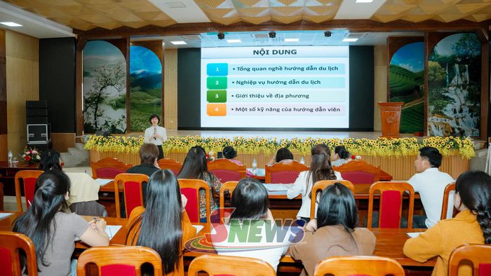 Giảng viên trao đổi tại lớp bồi dưỡng