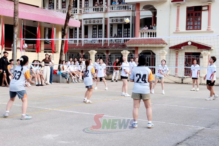 Các VĐV thi đấu bóng chuyền nữ.