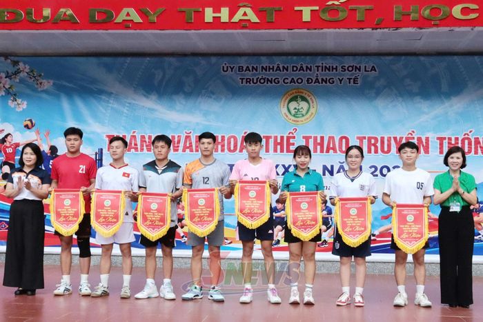 Ban tổ chức trao cờ lưu niệm cho các đội tham gia Tháng Văn hóa - Thể thao.