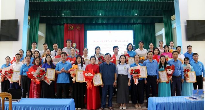 Các đại biểu với các tập thể, cá nhân đoạt giải.