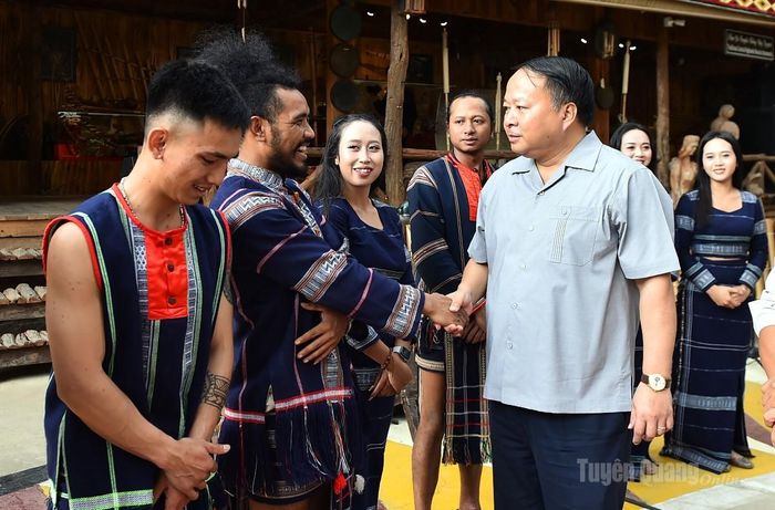 Đồng chí Chủ tịch UBND tỉnh Phan Huy Ngọc trao đổi với các nghệ sĩ dân tộc phục vụ khách du lịch.