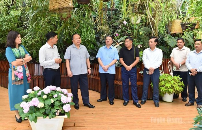 Đồng chí Chủ tịch UBND tỉnh Phan Huy Ngọc tìm hiểu các dịch vụ tại Khu du lịch Cao nguyên Hoa Đà Lạt.