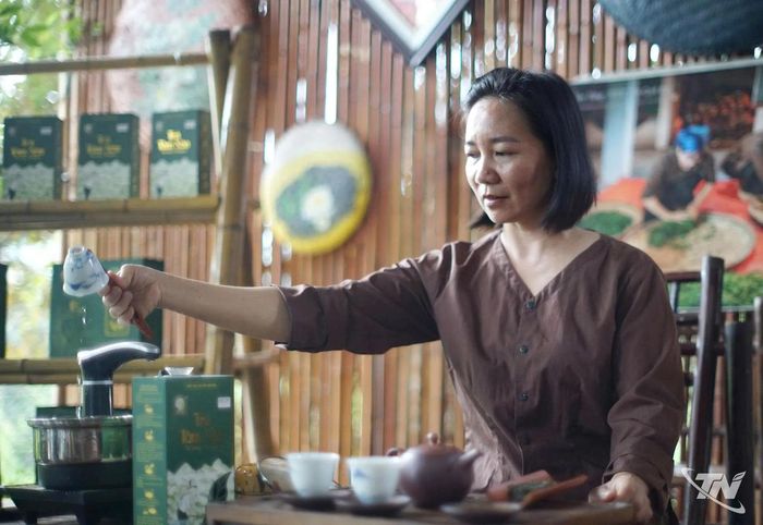 Chị Nguyễn Thị Vân Anh, Phó Giám đốc HTX Trà Quê Em, giới thiệu các công đoạn pha trà. Ảnh: QK