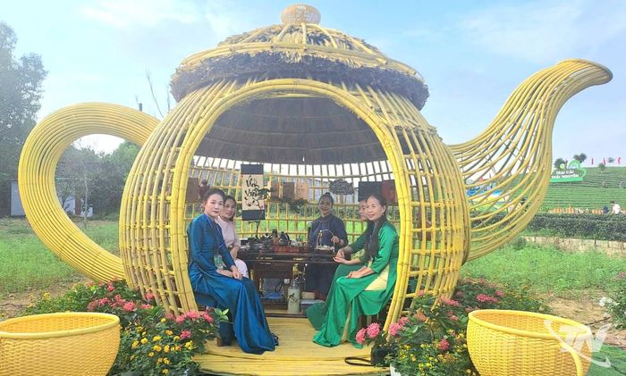 Hình ảnh những ấm trà khổng lồ được bài trí tại các vùng chè, khu trung tâm của tỉnh Thái Nguyên.
