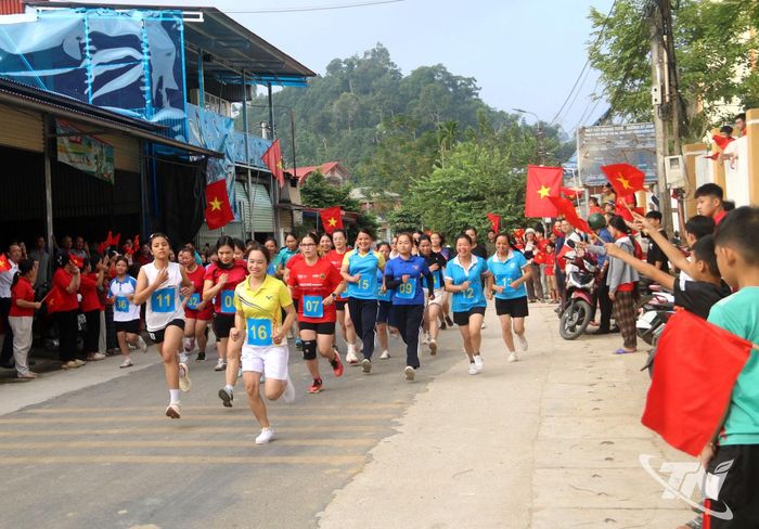 Các vận động viên nữ tranh tài ở cự ly 3.000m tại Giải Việt dã xã Yên Phong mở rộng năm 2026.
