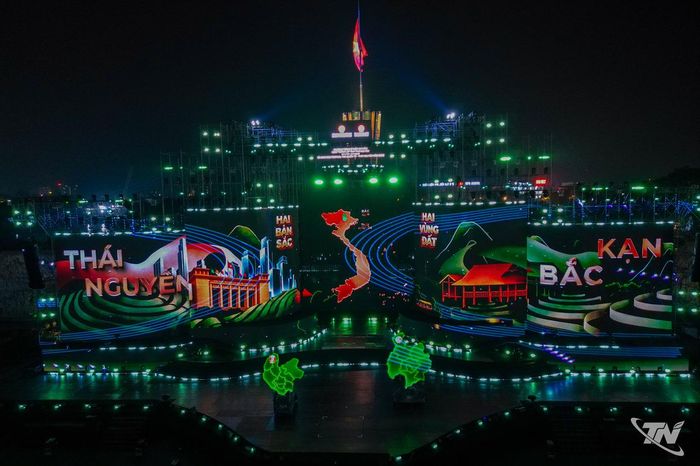 Sân khấu được đầu tư đẹp mắt, mô phỏng tỉnh Thái Nguyên sau sáp nhập với tỉnh Bắc Kạn, tại buổi sơ duyệt Lễ kỷ niệm 195 năm thành lập tỉnh Thái Nguyên và khai mạc Festival Trà Quốc tế - Thái Nguyên năm 2026.
