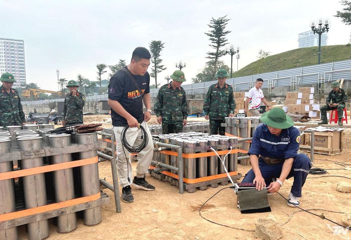 Phối hợp kiểm tra kỹ thuật, bảo vệ trận địa và tổ chức tuần tra, kiểm soát khu vực bắn pháo hoa.