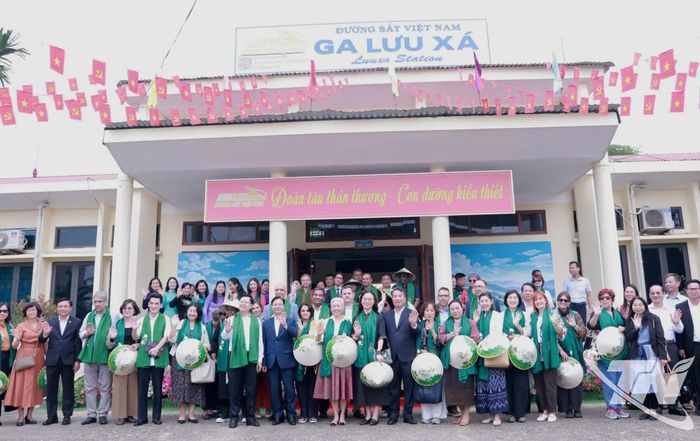 Các đồng chí lãnh đạo tỉnh đón đoàn tại Ga Lưu Xá.