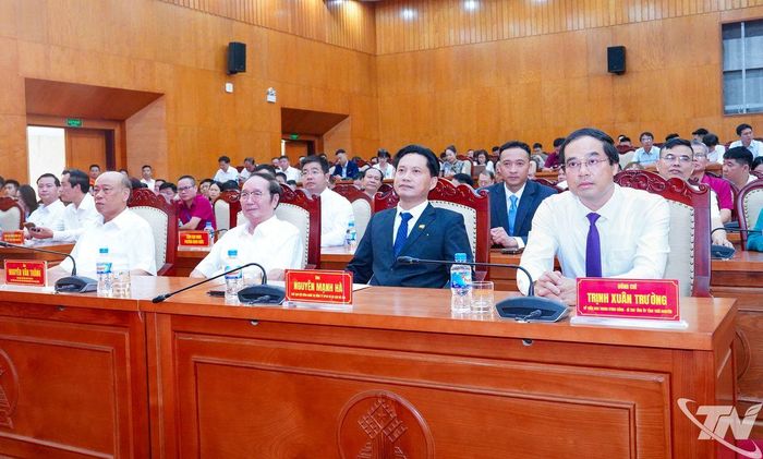 Đồng chí Trịnh Xuân Trường, Ủy viên Trung ương Đảng, Bí thư Tỉnh ủy và các đại biểu dự Lễ khai trương.