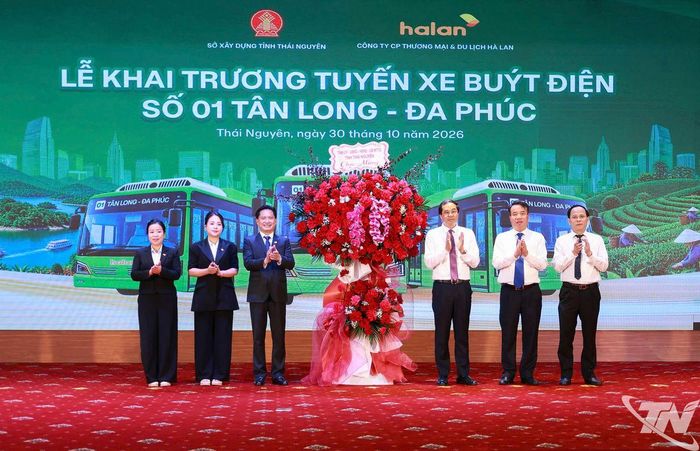 Đồng chí Bí thư Tỉnh ủy Trịnh Xuân Trường và các đồng chí lãnh đạo tỉnh tặng hoa chúc mừng Công ty Cổ phần Thương mại và Du lịch Hà Lan.