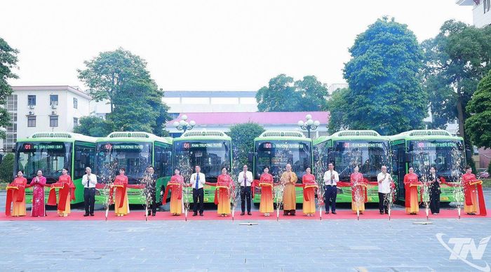 Các đồng chí lãnh đạo tỉnh và đại biểu cắt băng khai trương tuyến xe buýt điện số 01, lộ trình Tân Long – Đa Phúc.