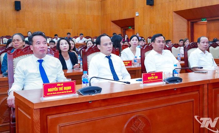 Các đồng chí lãnh đạo tỉnh và đại biểu dự Lễ khai trương.