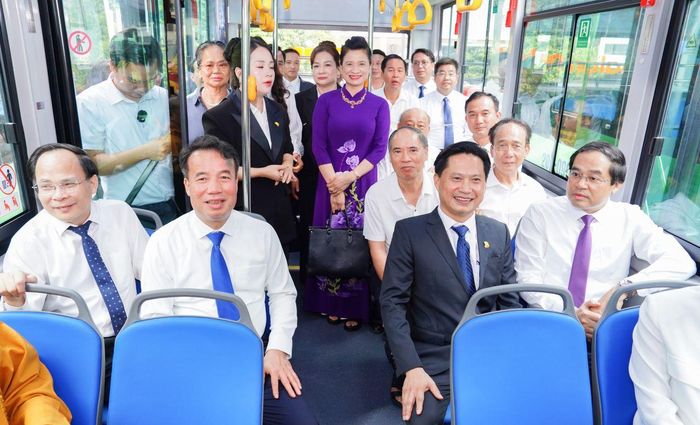 Các đồng chí lãnh đạo tỉnh và đại biểu trải nghiệm tuyến xe buýt điện số 01, lộ trình Tân Long – Đa Phúc.