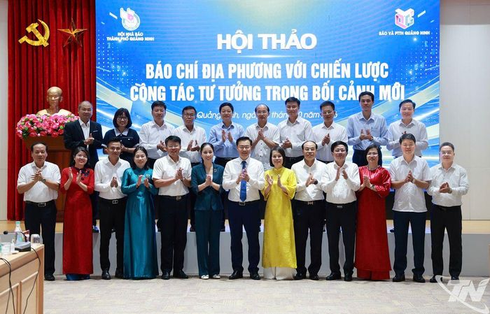 Các đại biểu và lãnh đạo các cơ quan báo chí chụp ảnh lưu niệm tại Hội thảo.