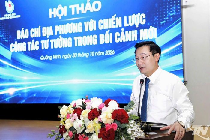 Đồng chí Nguyễn Thế Lãm, Giám đốc Báo và Phát thanh, Truyền hình Quảng Ninh phát biểu tại hội thảo.