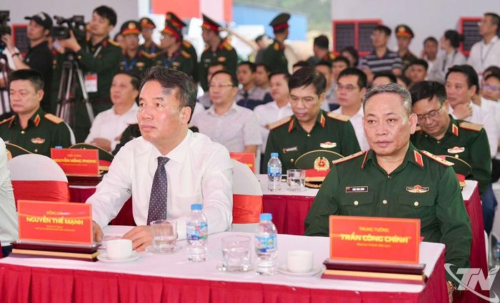 Các đại biểu tham dự buổi lễ.